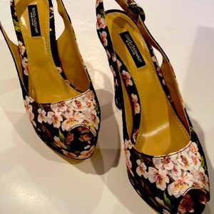 DOLCE & GABBANA BLACK FLORAL PEEP TOE ADORABLE!!